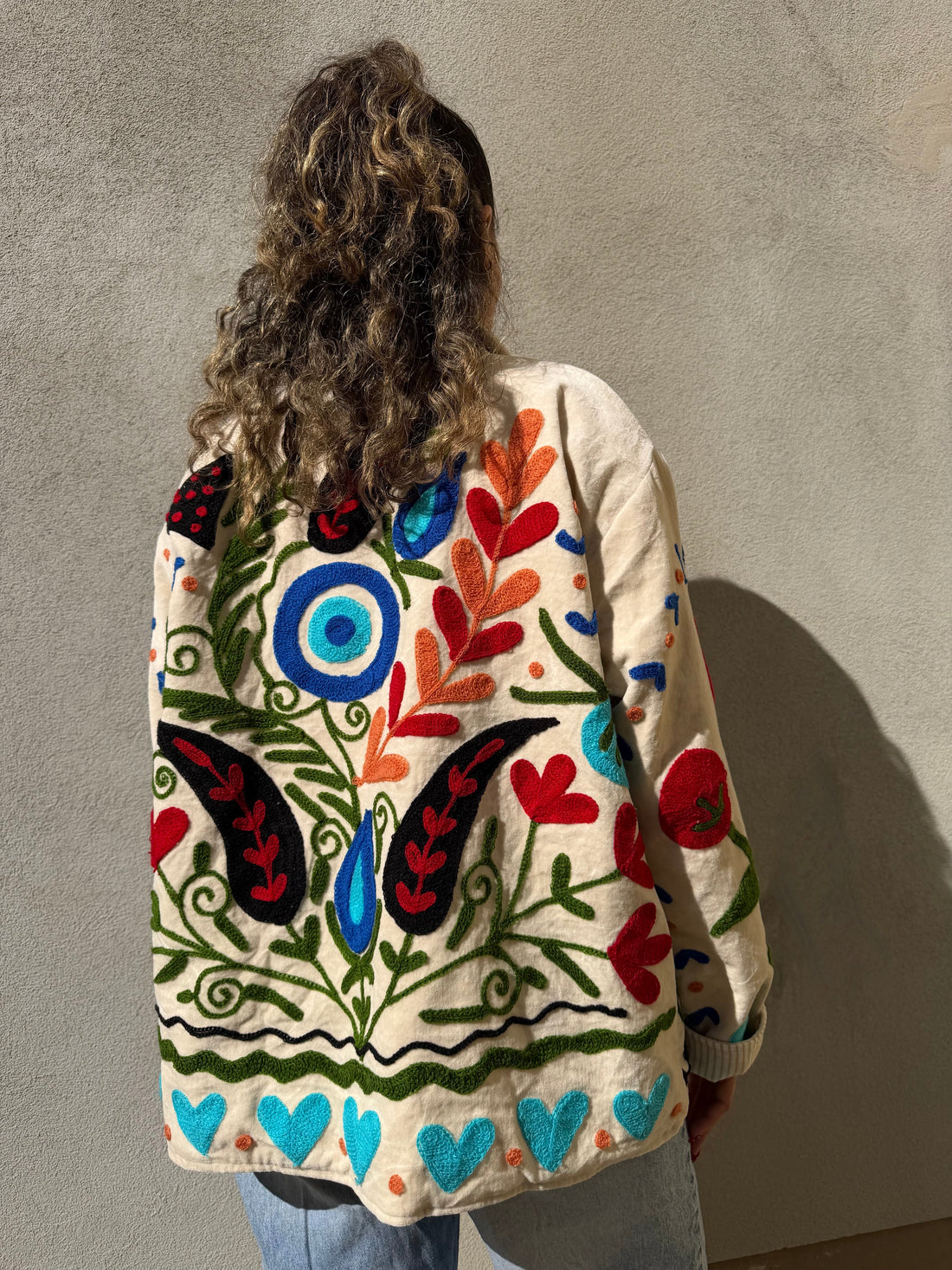 Les vestes incontournables de la saison : velours et broderie