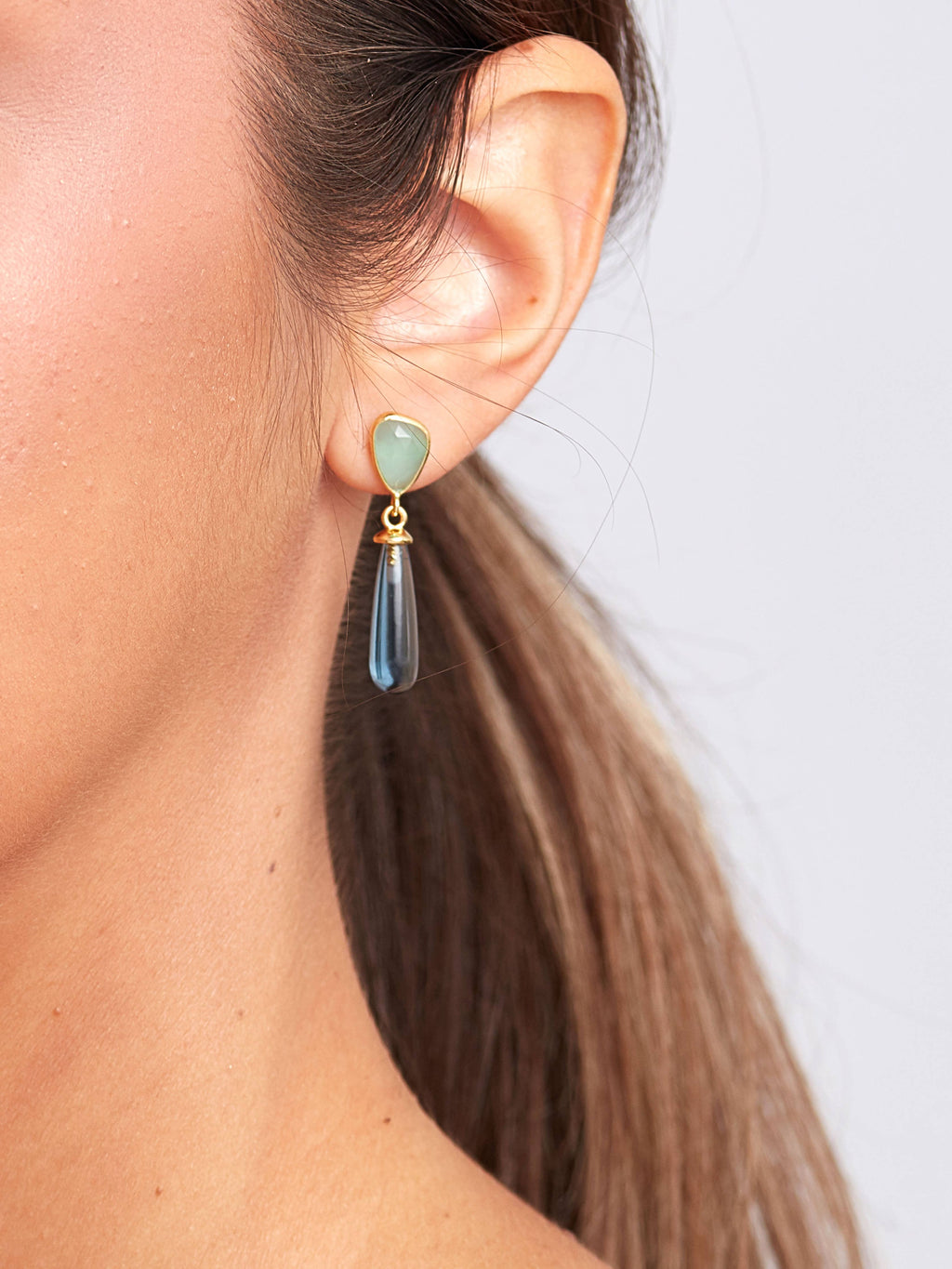 Boucles d’oreilles Adhara plaquées or - Iolite bleue et calcédoine aqua