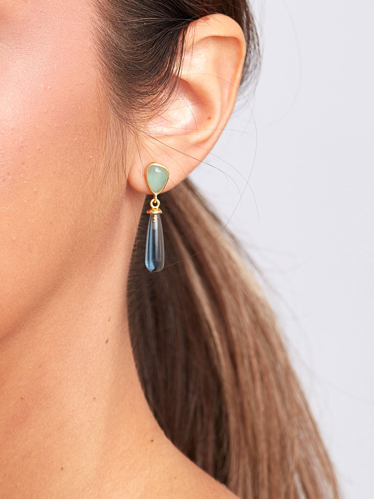 Boucles d’oreilles Adhara plaquées or - Iolite bleue et calcédoine aqua