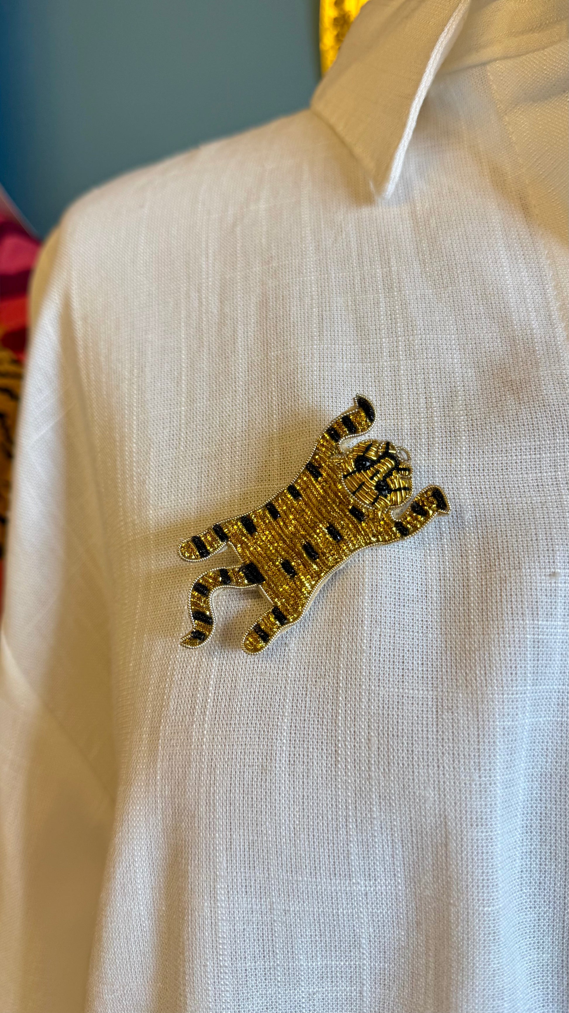 Broche / épingle brodée corps de tigre