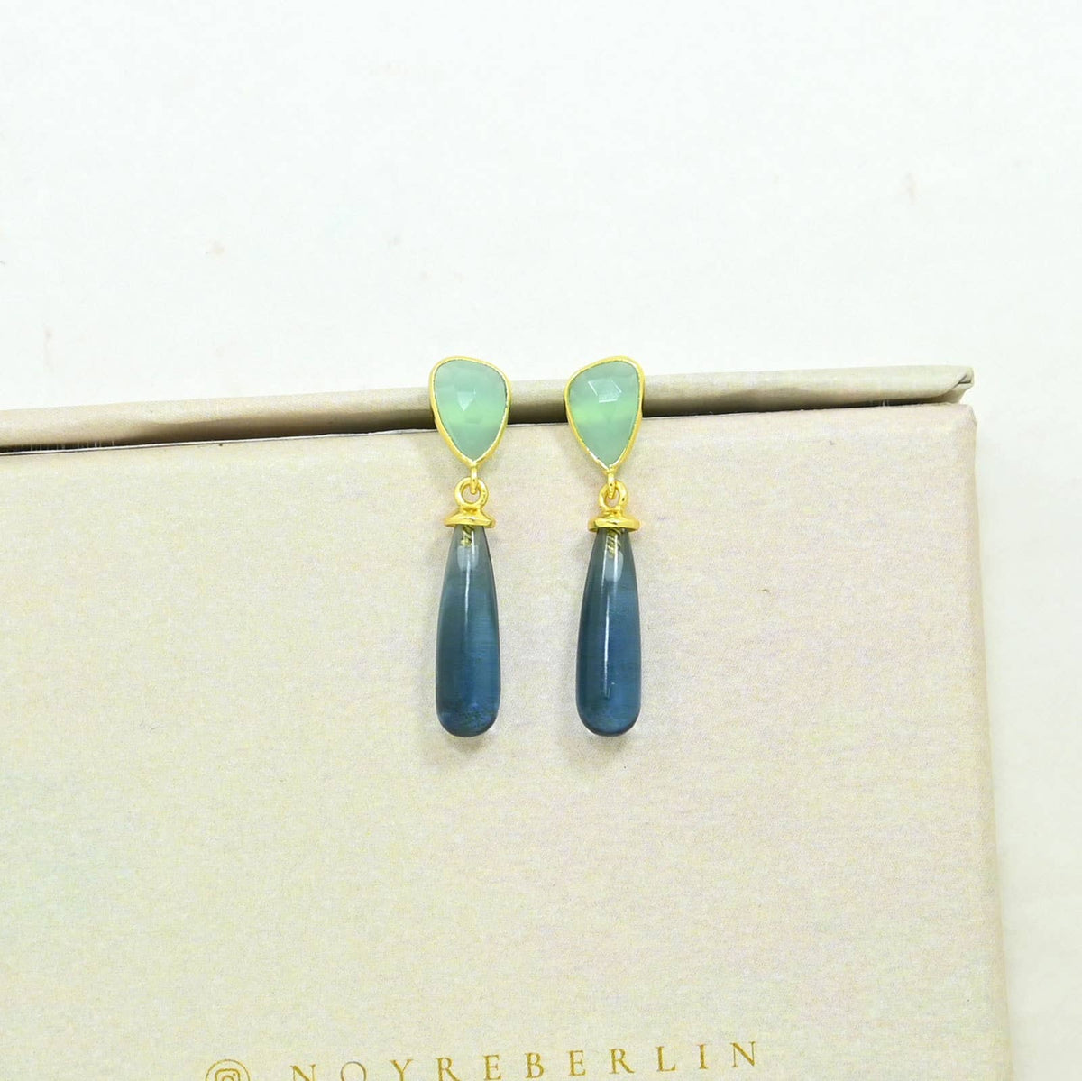 Boucles d’oreilles Adhara plaquées or - Iolite bleue et calcédoine aqua