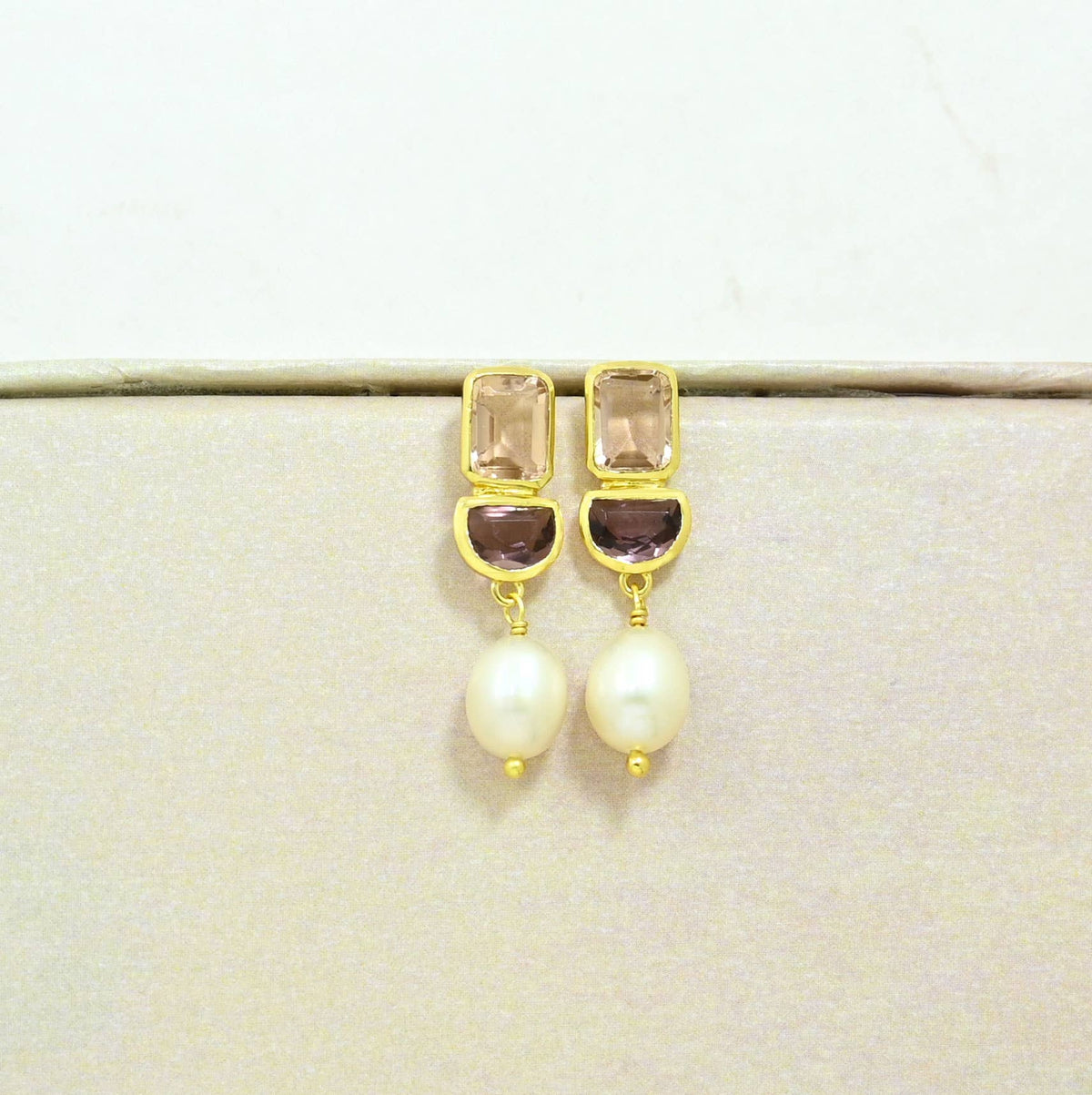 Boucles d'oreilles Meryl plaquées or - Perle, Morganite & Rhodolite