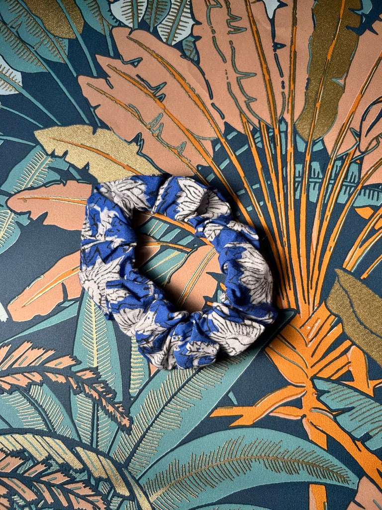 Chouchou bleu fleurs blanche