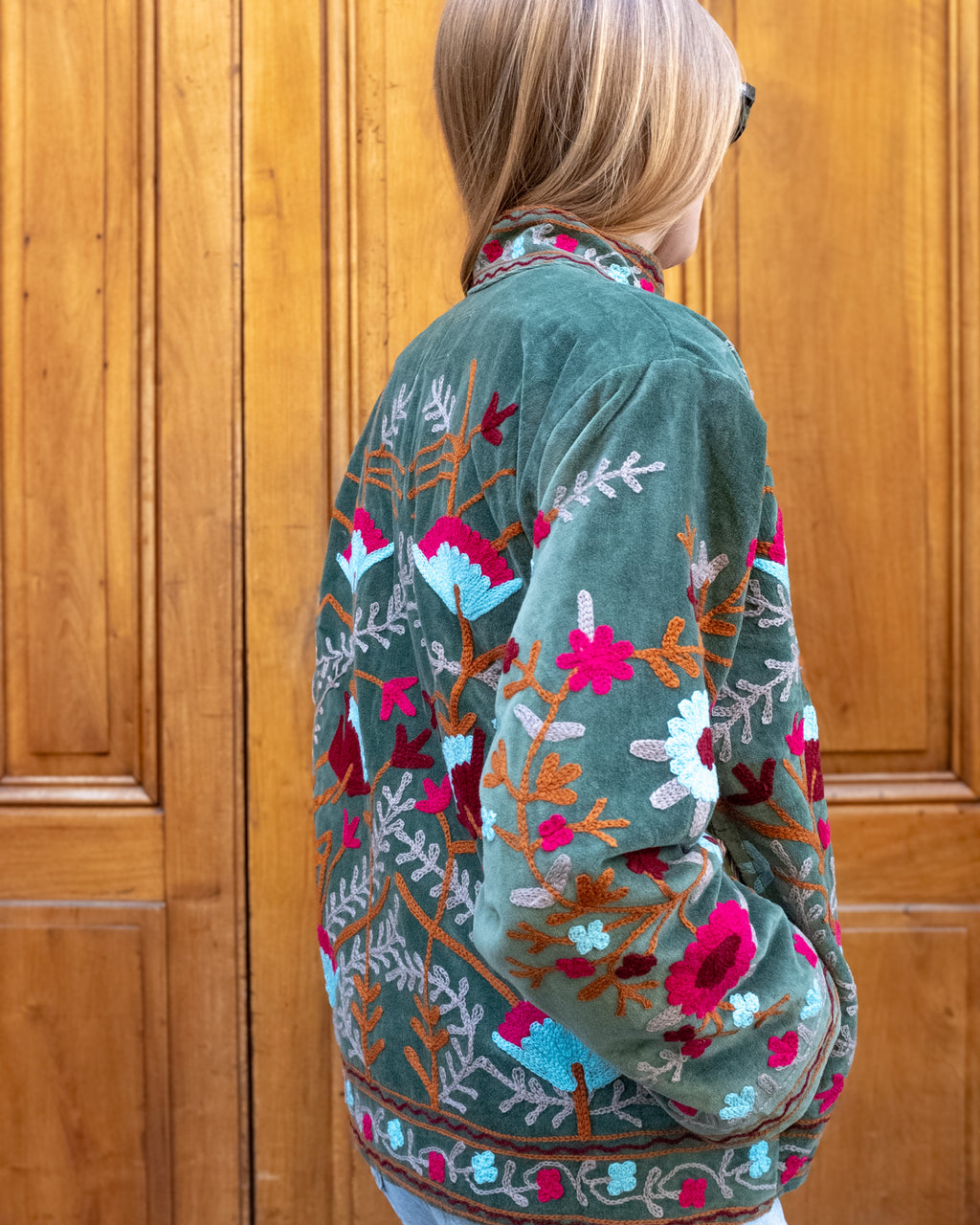 Veste brodée velours verte fleurs bleues et roses