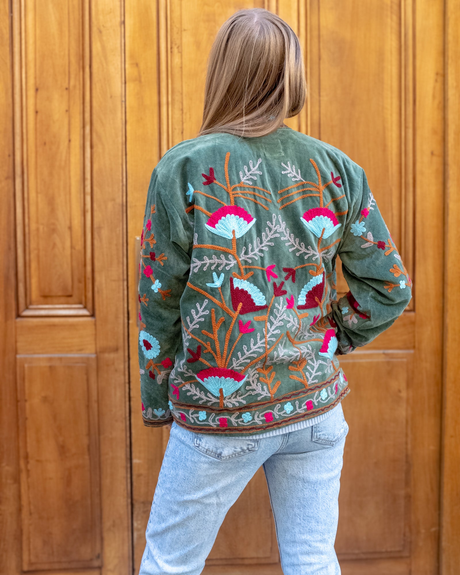 Veste brodée velours verte fleurs bleues et roses