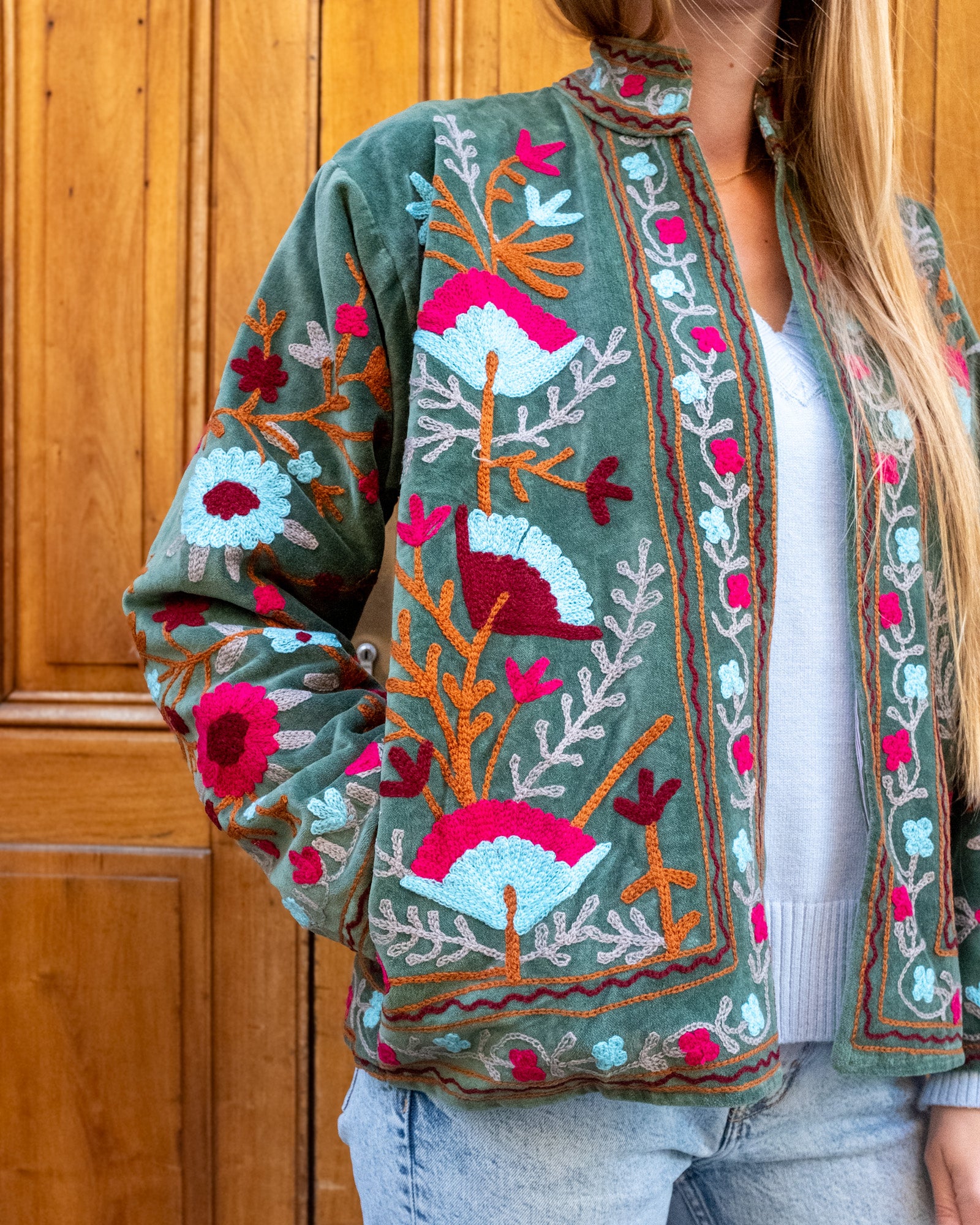Veste brodée velours verte fleurs bleues et roses