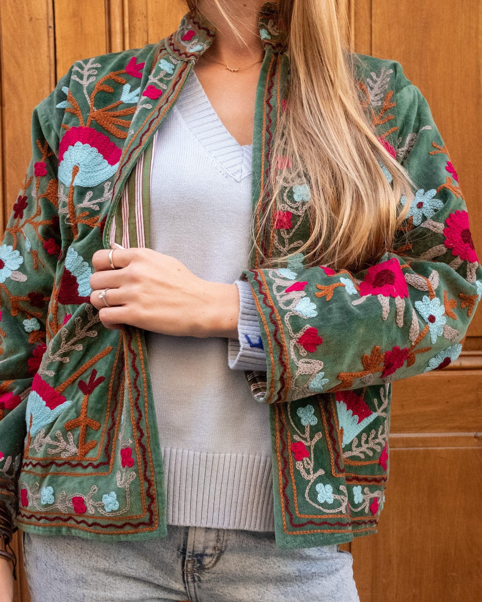 Veste brodée velours verte fleurs bleues et roses