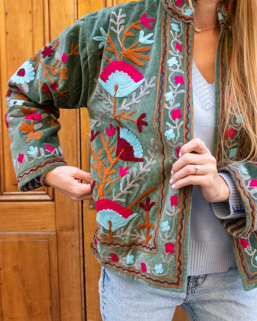 Veste brodée velours verte fleurs bleues et roses