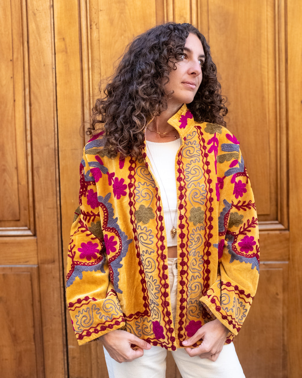 Veste brodée velours moutarde