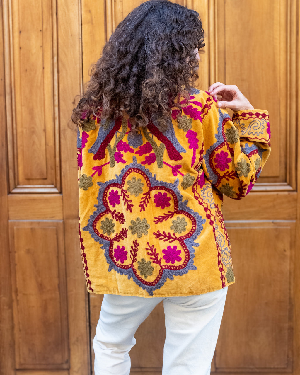 Veste brodée velours moutarde