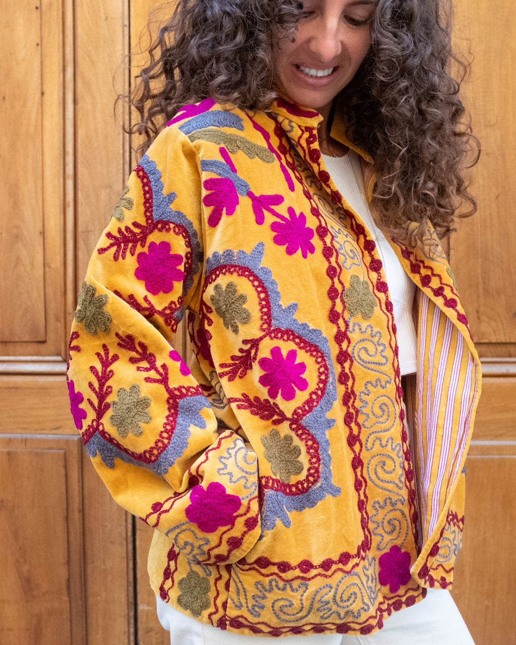 Veste brodée velours moutarde