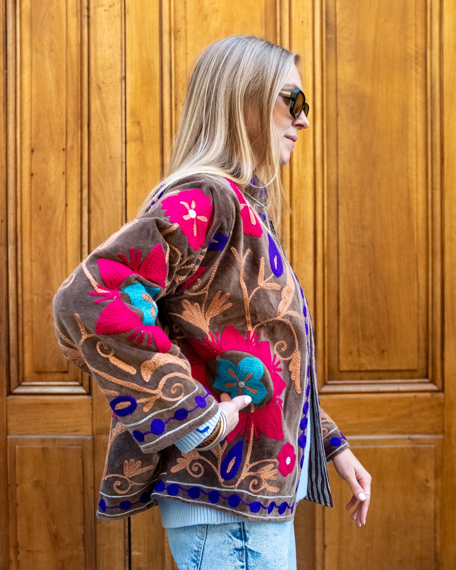 Veste brodée velours brune fleurs roses