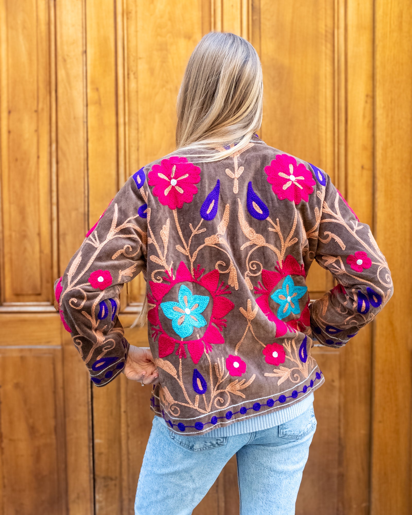 Veste brodée velours brune fleurs roses