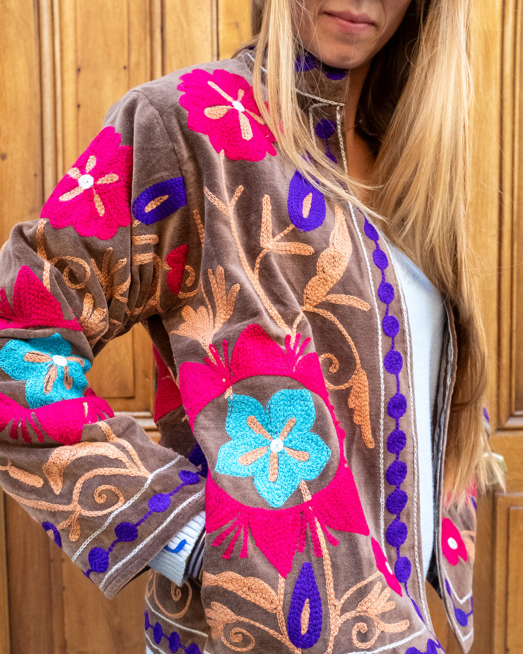Veste brodée velours brune fleurs roses