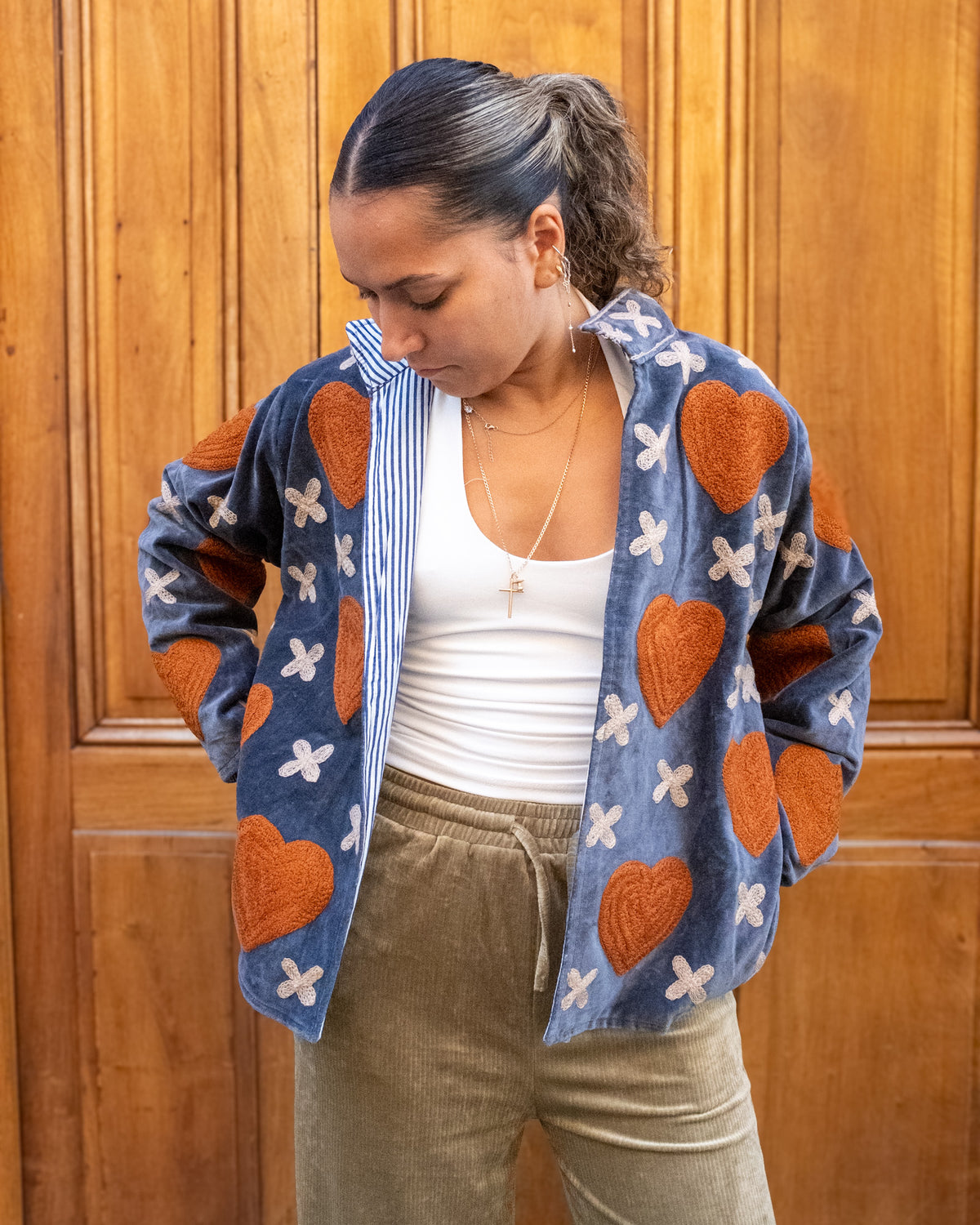 Veste brodée velours grise coeurs ocres