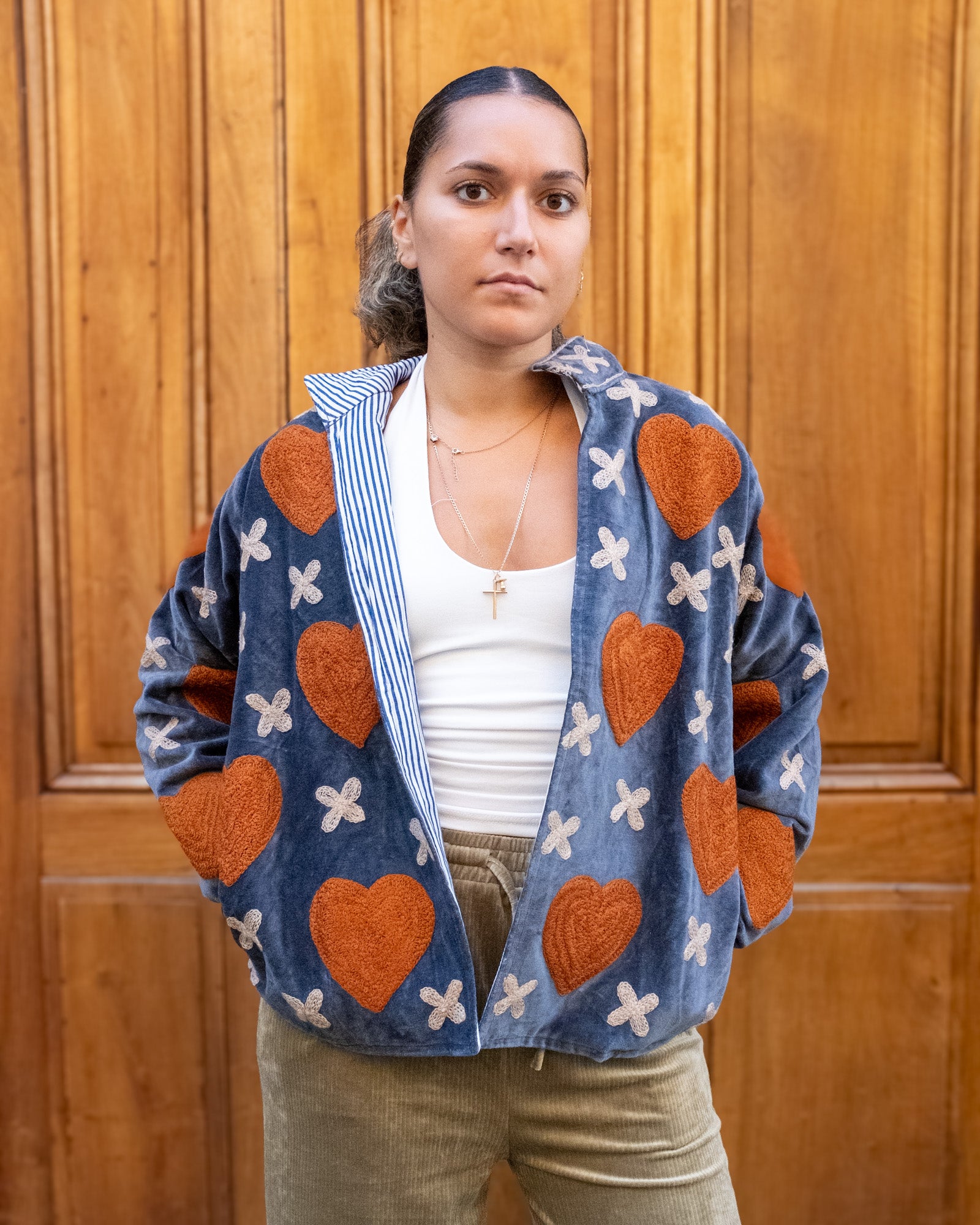 Veste brodée velours grise coeurs ocres