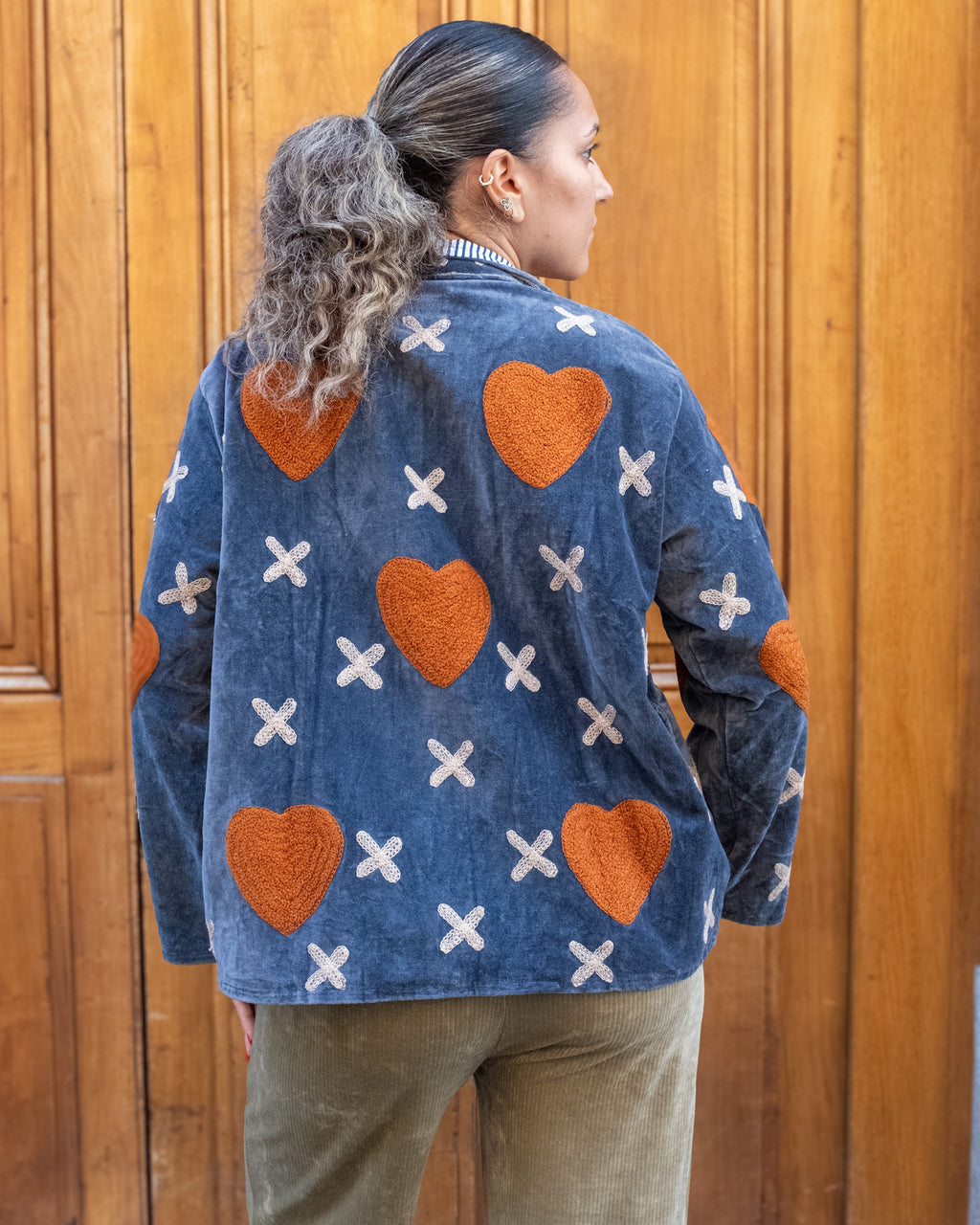 Veste brodée velours grise coeurs ocres