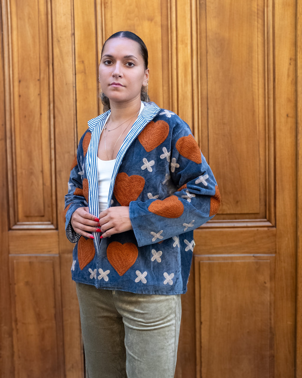 Veste brodée velours grise coeurs ocres