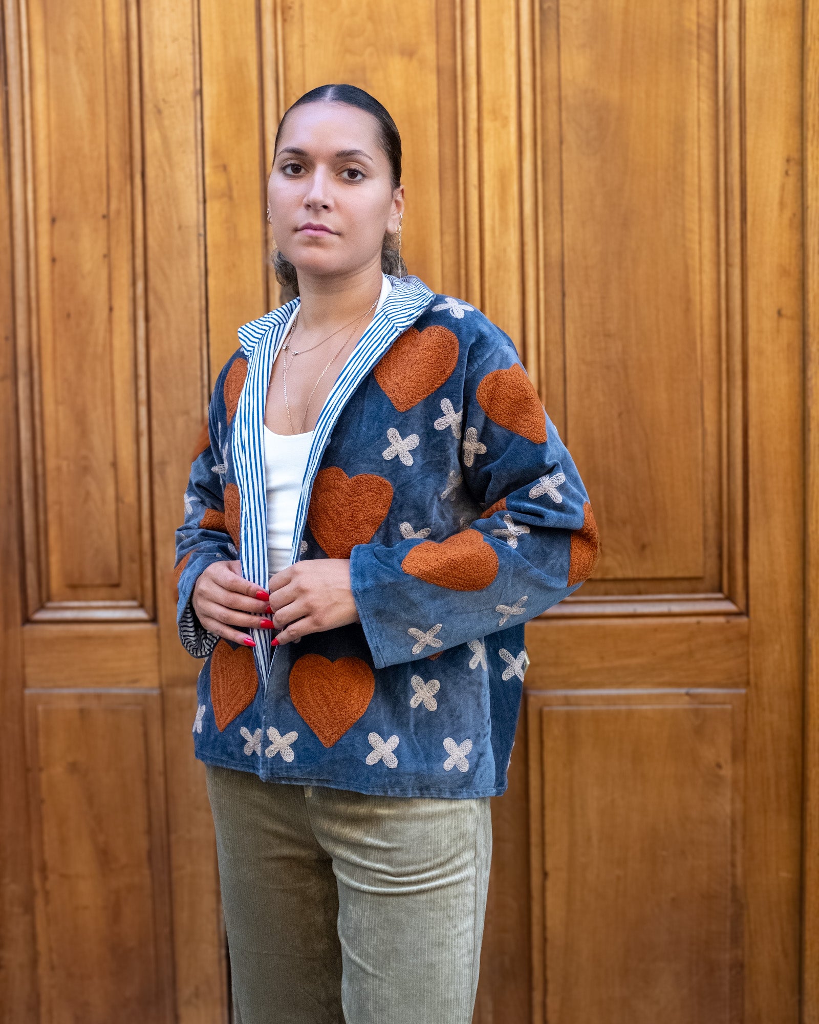 Veste brodée velours grise coeurs ocres