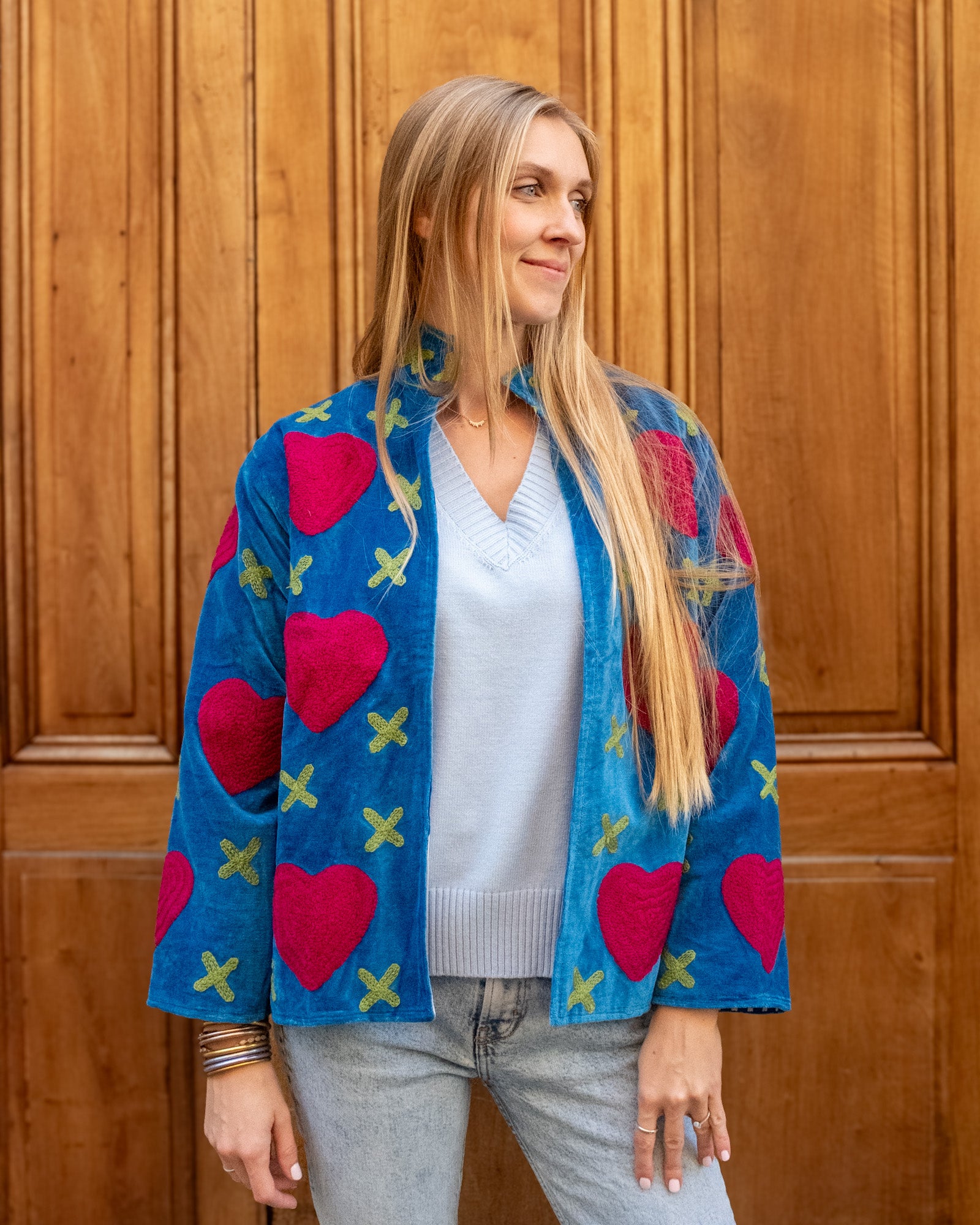 Veste brodée velours bleu coeurs rose