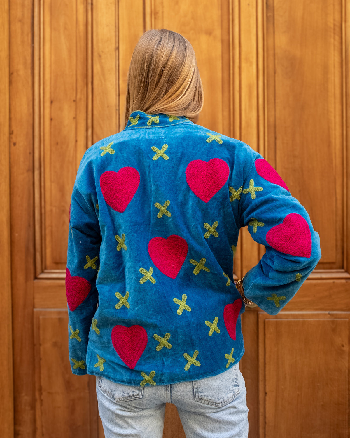 Veste brodée velours bleu coeurs rose