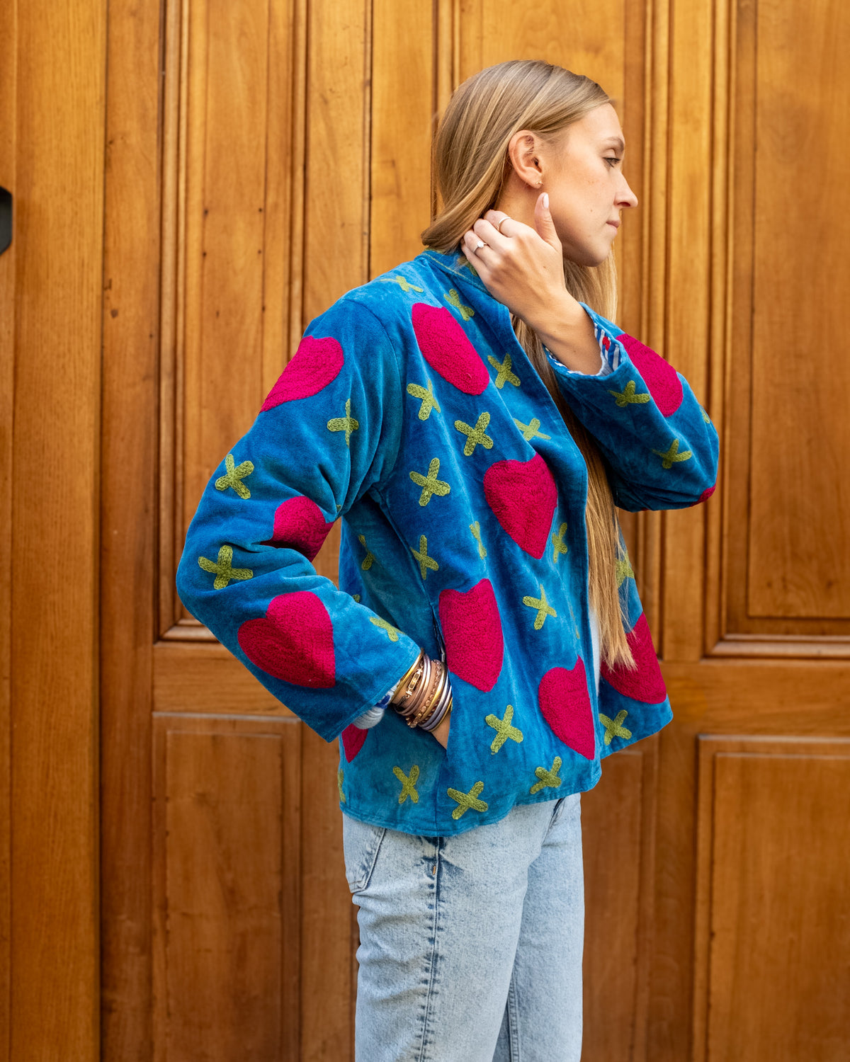 Veste brodée velours bleu coeurs rose