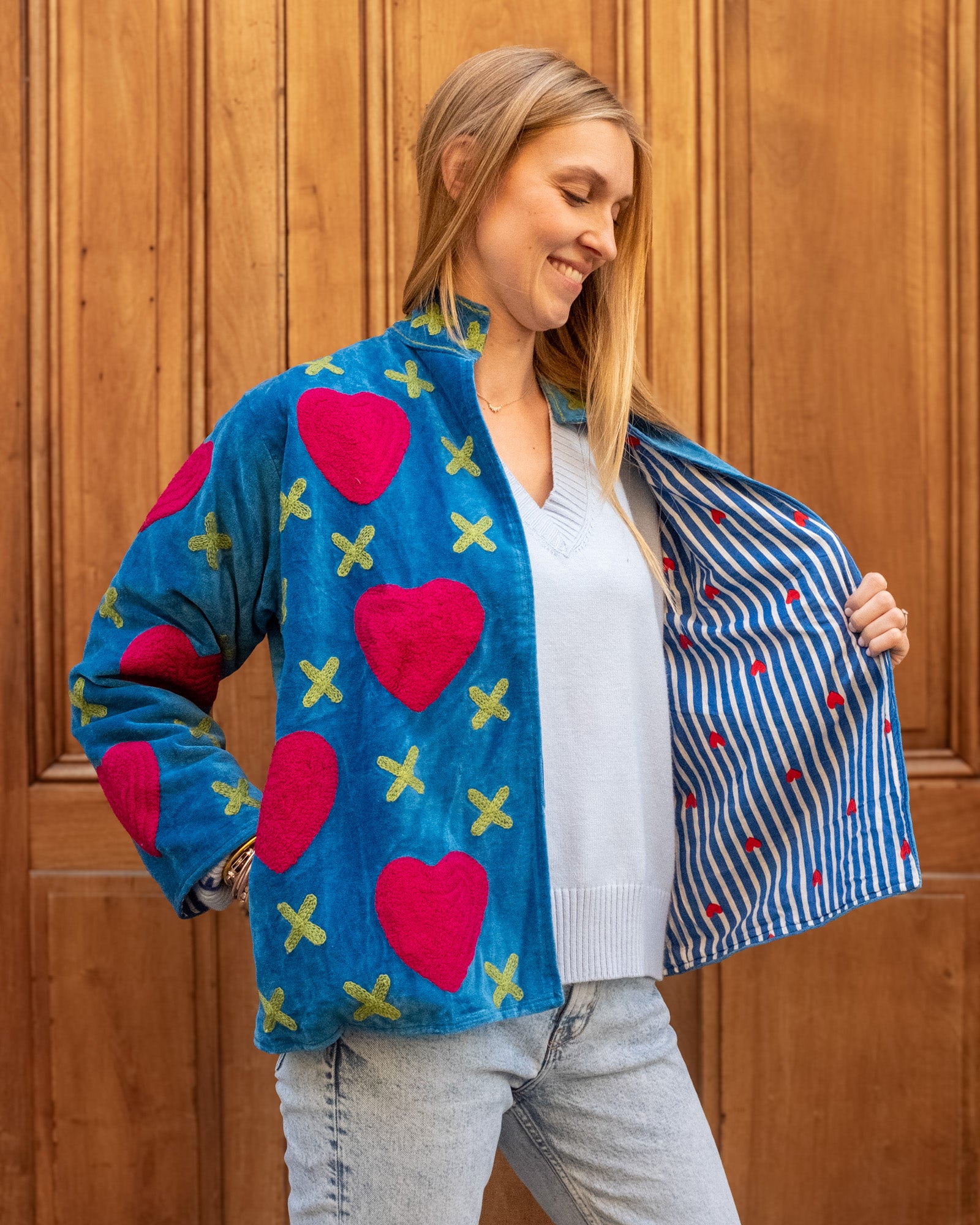 Veste brodée velours bleu coeurs rose