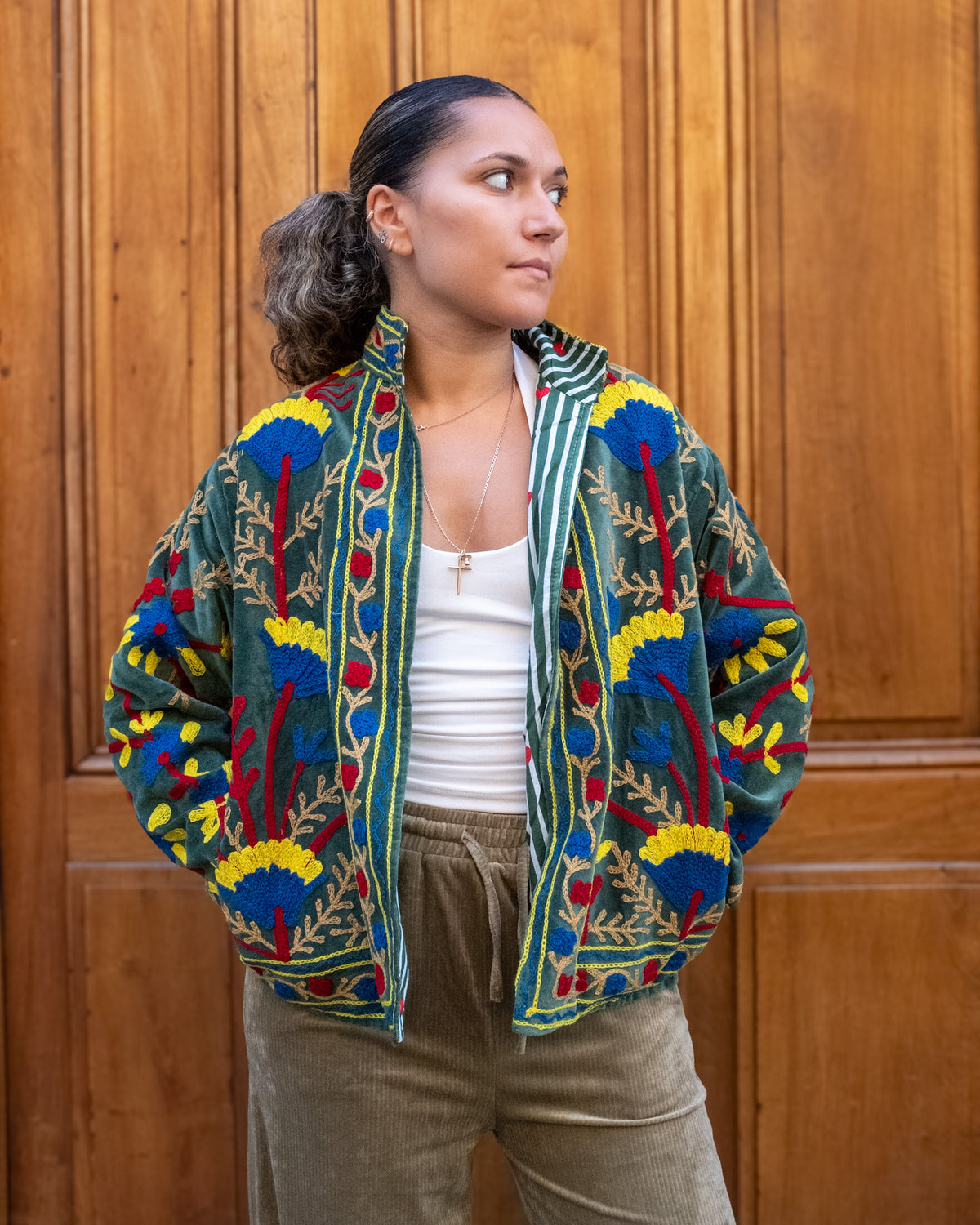 Veste brodée velours verte fleurs bleus et jaunes