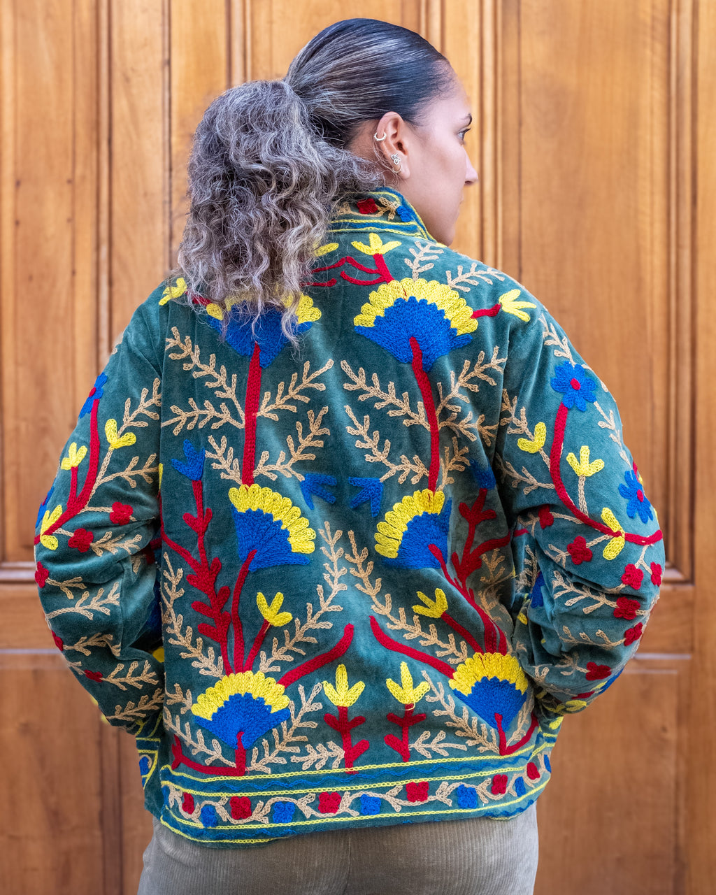 Veste brodée velours verte fleurs bleus et jaunes
