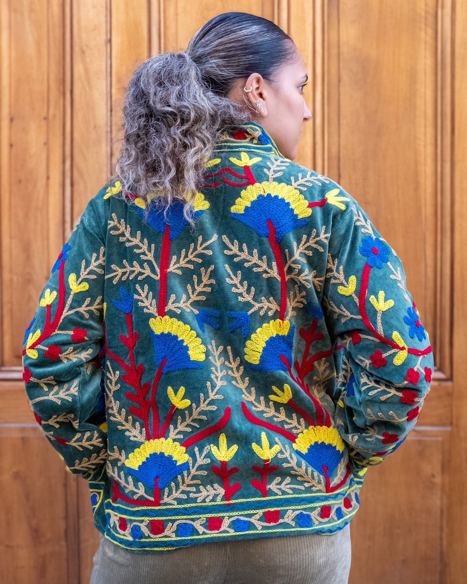 Veste brodée velours verte fleurs bleus et jaunes