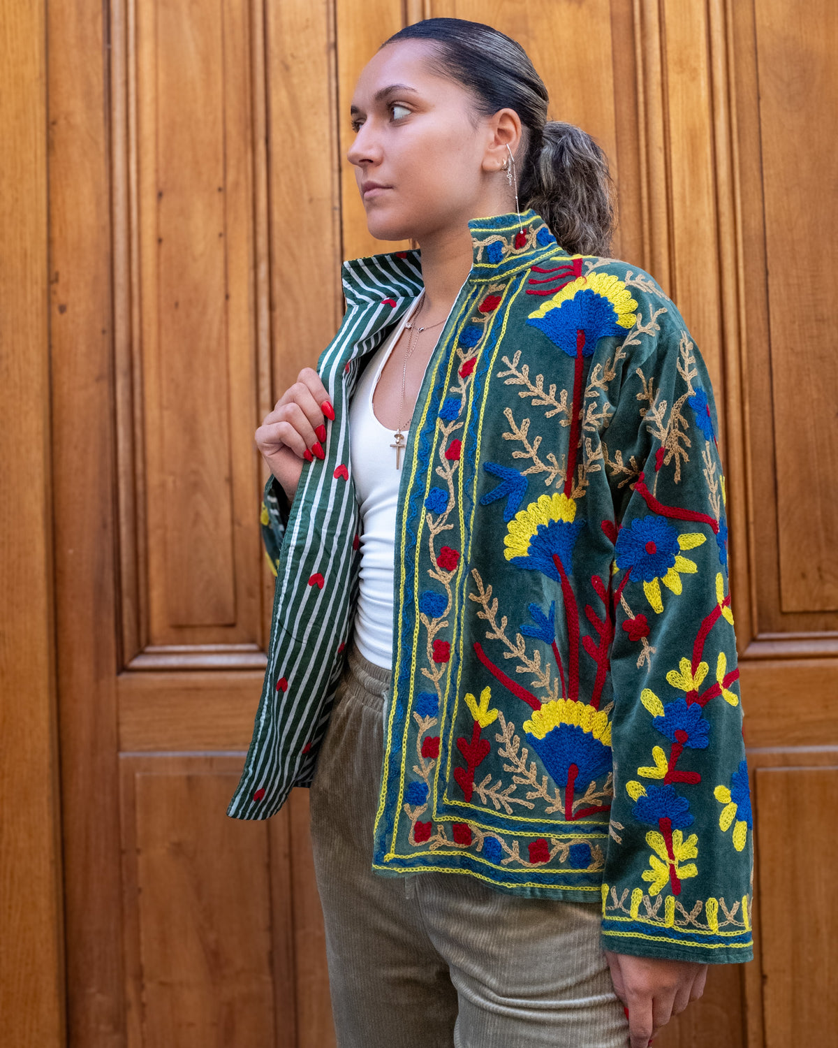 Veste brodée velours verte fleurs bleus et jaunes