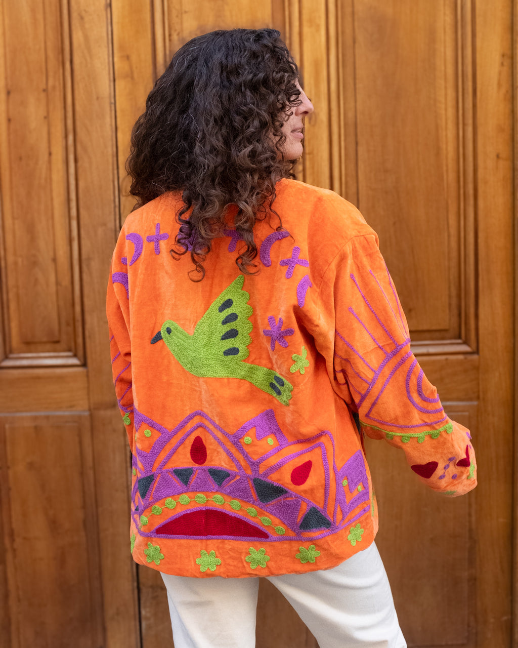 Veste brodée velours orange oiseau vert