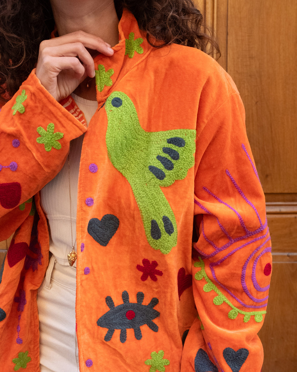 Veste brodée velours orange oiseau vert