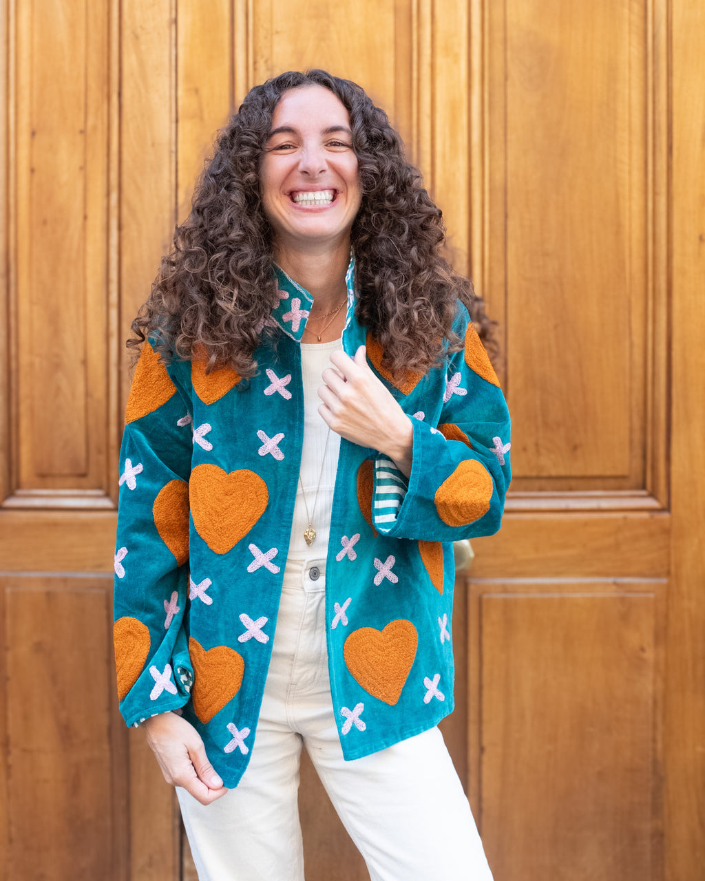 Veste brodée velours vert émeraude coeurs ocre