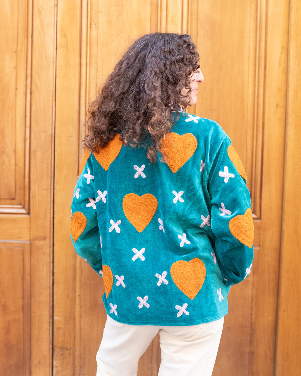 Veste brodée velours vert émeraude coeurs ocre