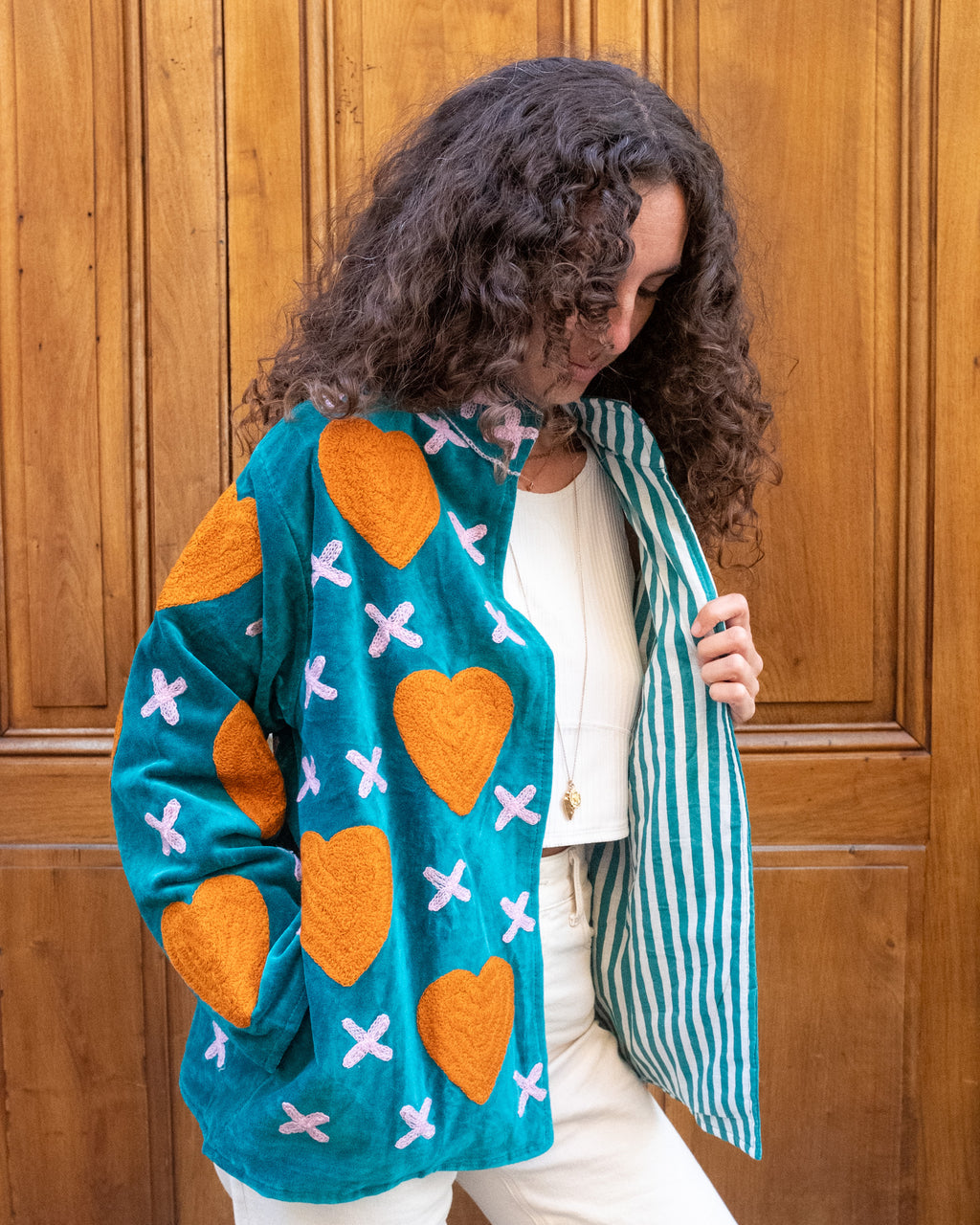 Veste brodée velours vert émeraude coeurs ocre