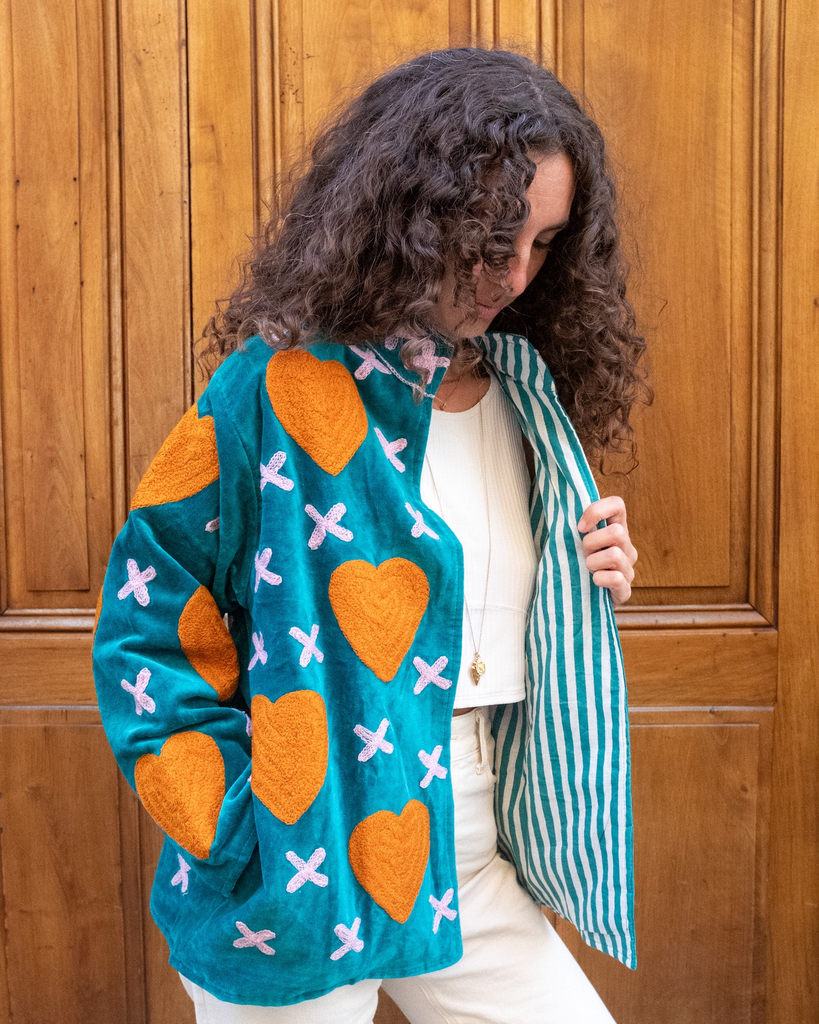 Veste brodée velours vert émeraude coeurs ocre