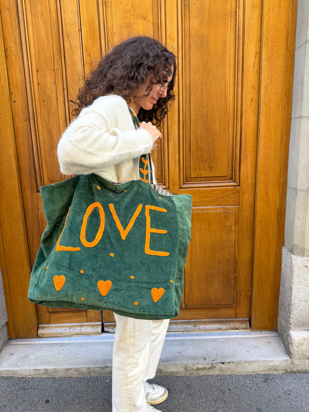 Sac brodé en velours vert et orange LOVE