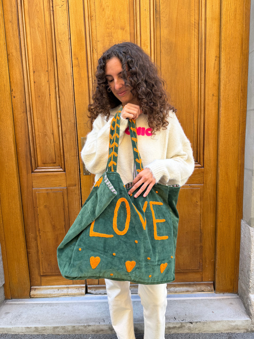 Sac brodé en velours vert et orange LOVE