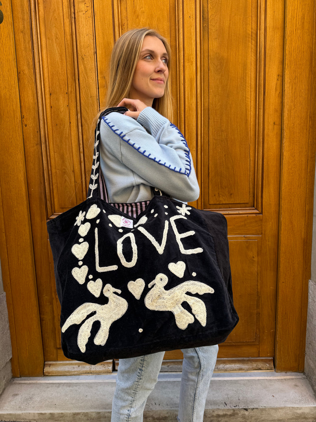 Sac brodé en velours noir et blanc LOVE