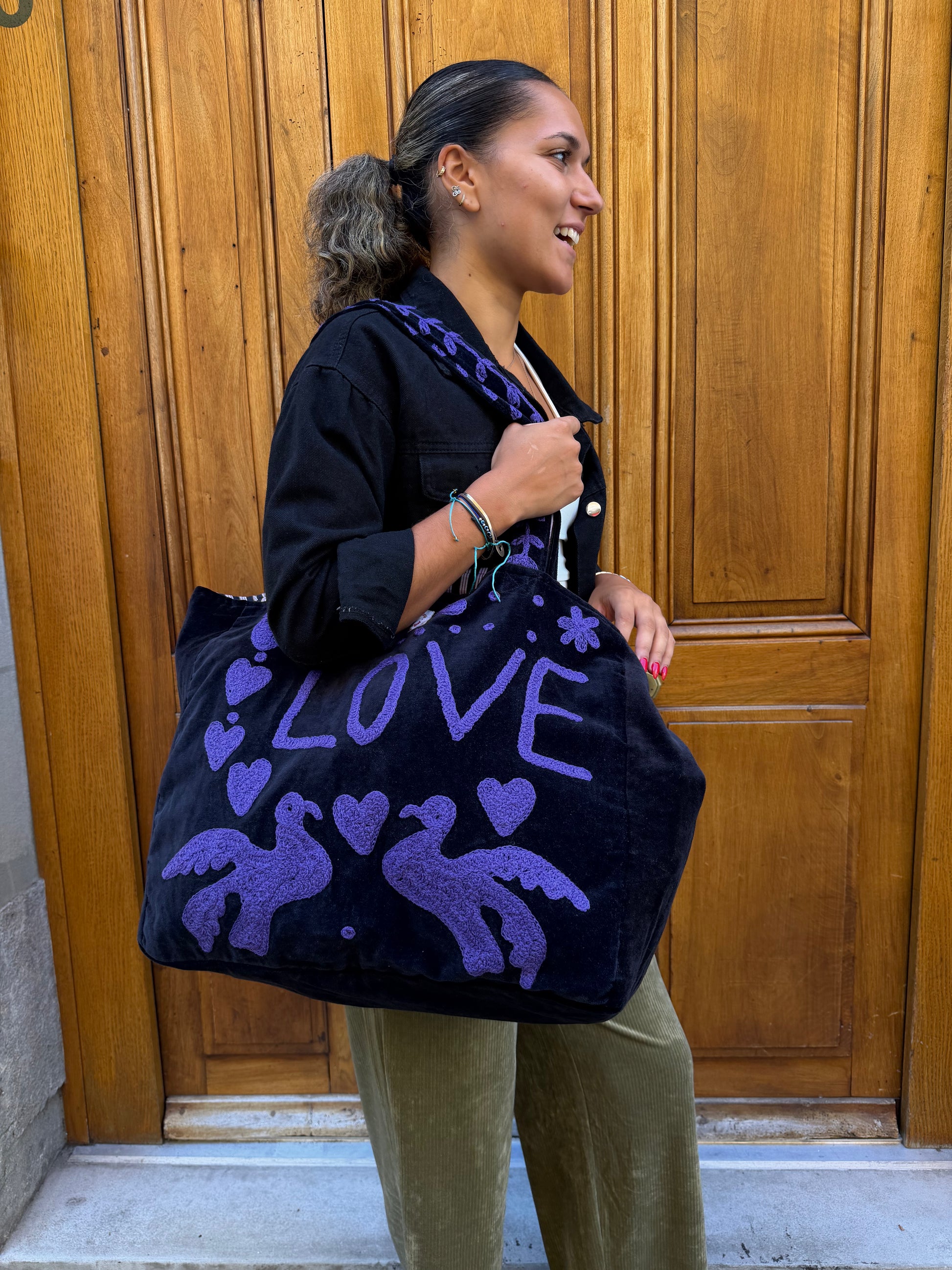 Sac brodé en velours noir et violet LOVE