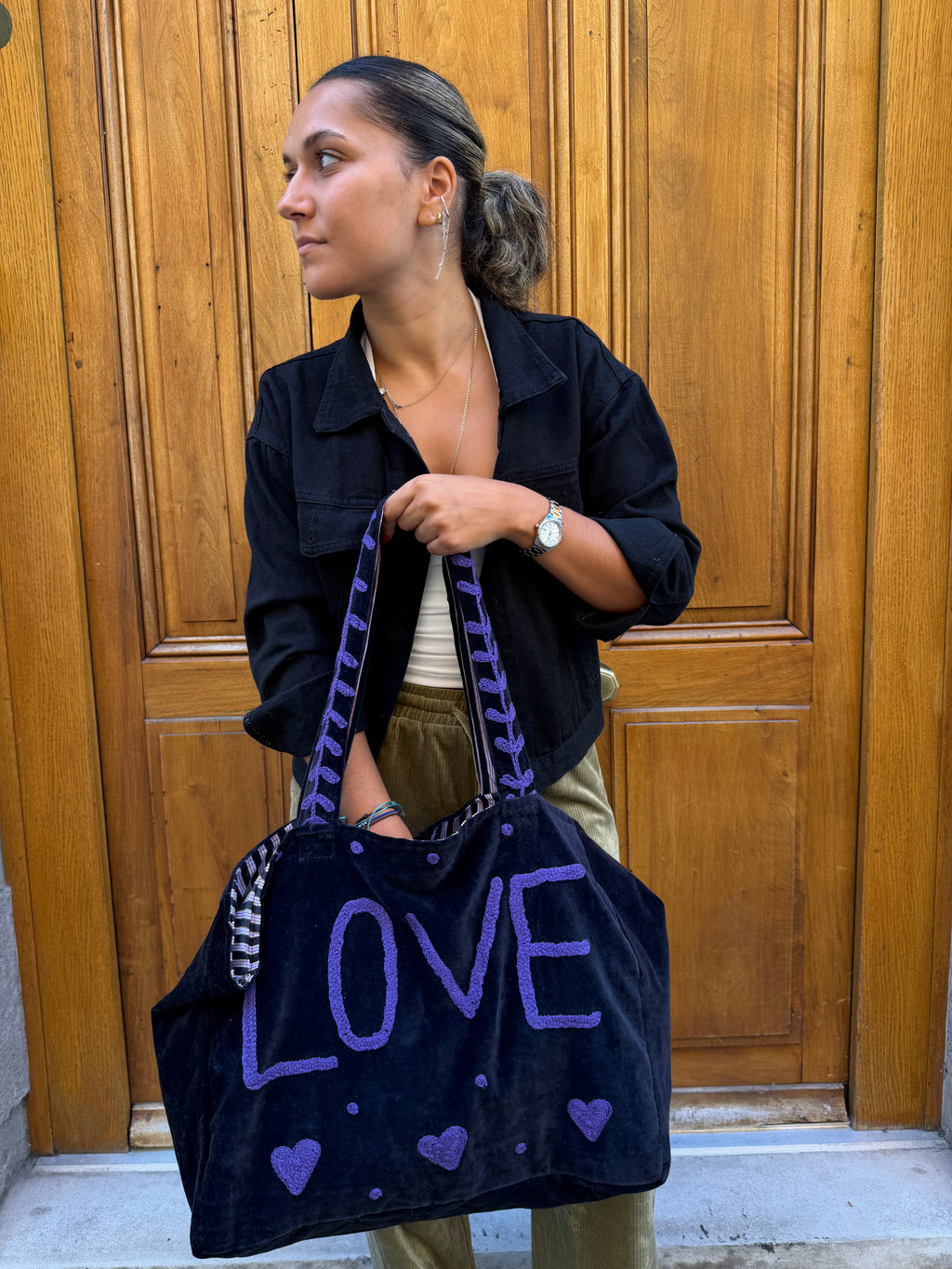 Sac brodé en velours noir et violet LOVE