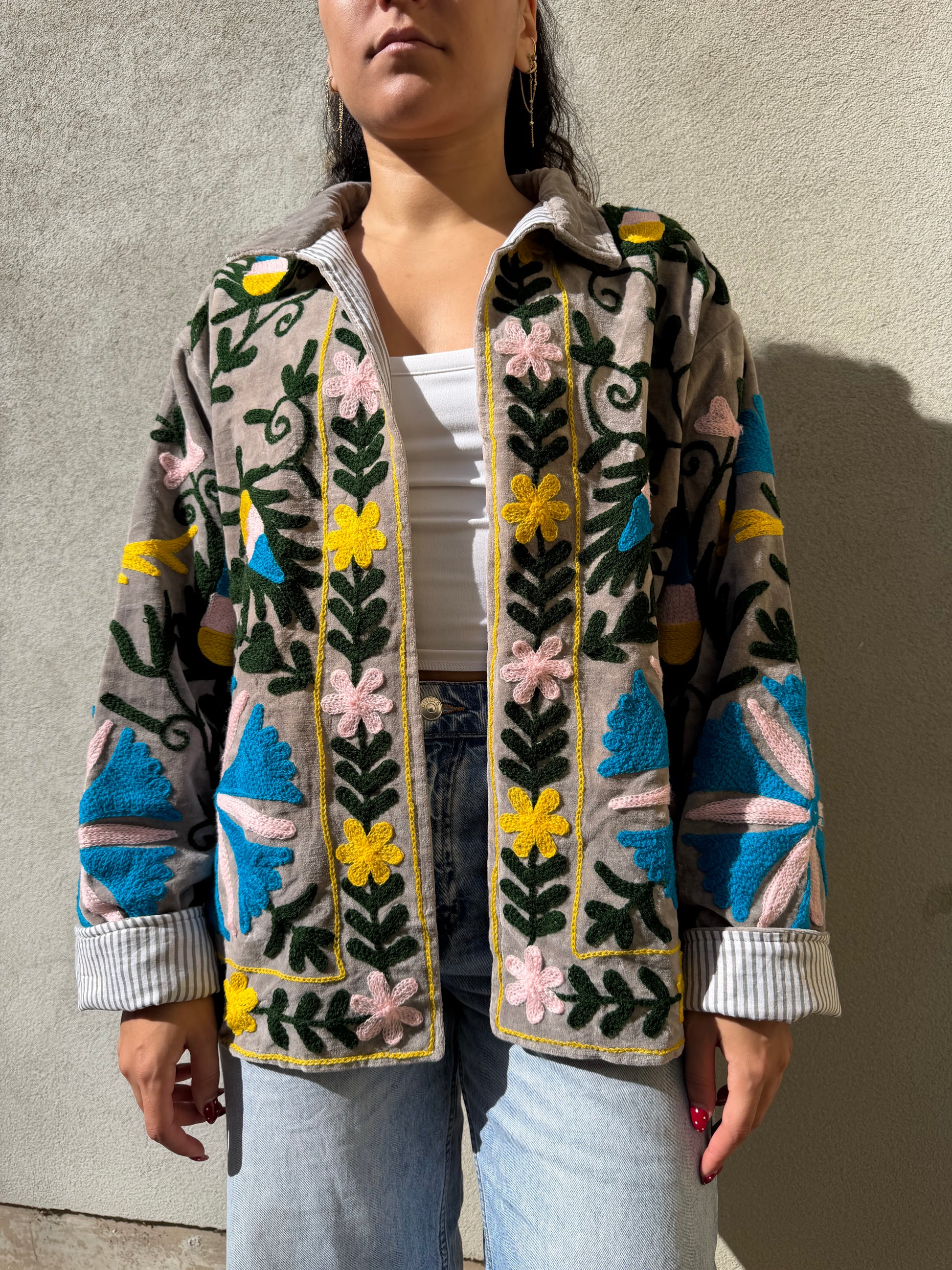 Veste brodée velours fleuri grise