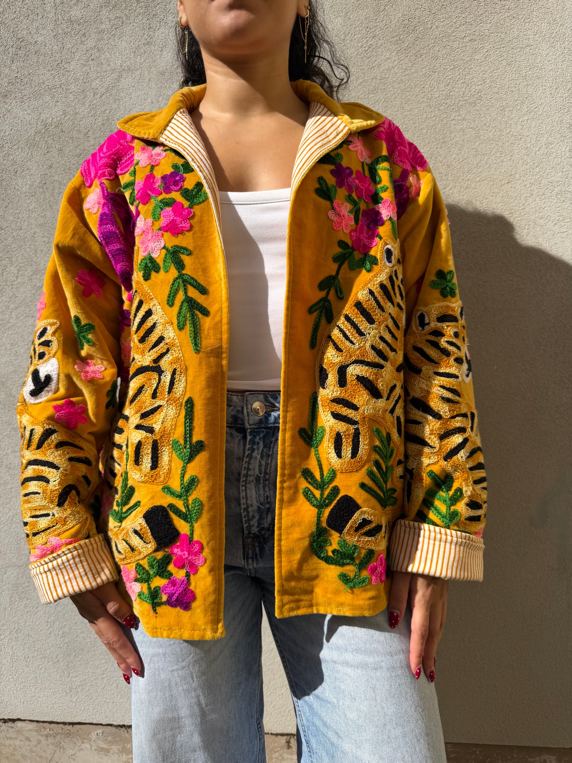 Veste brodée velours tigre jaune