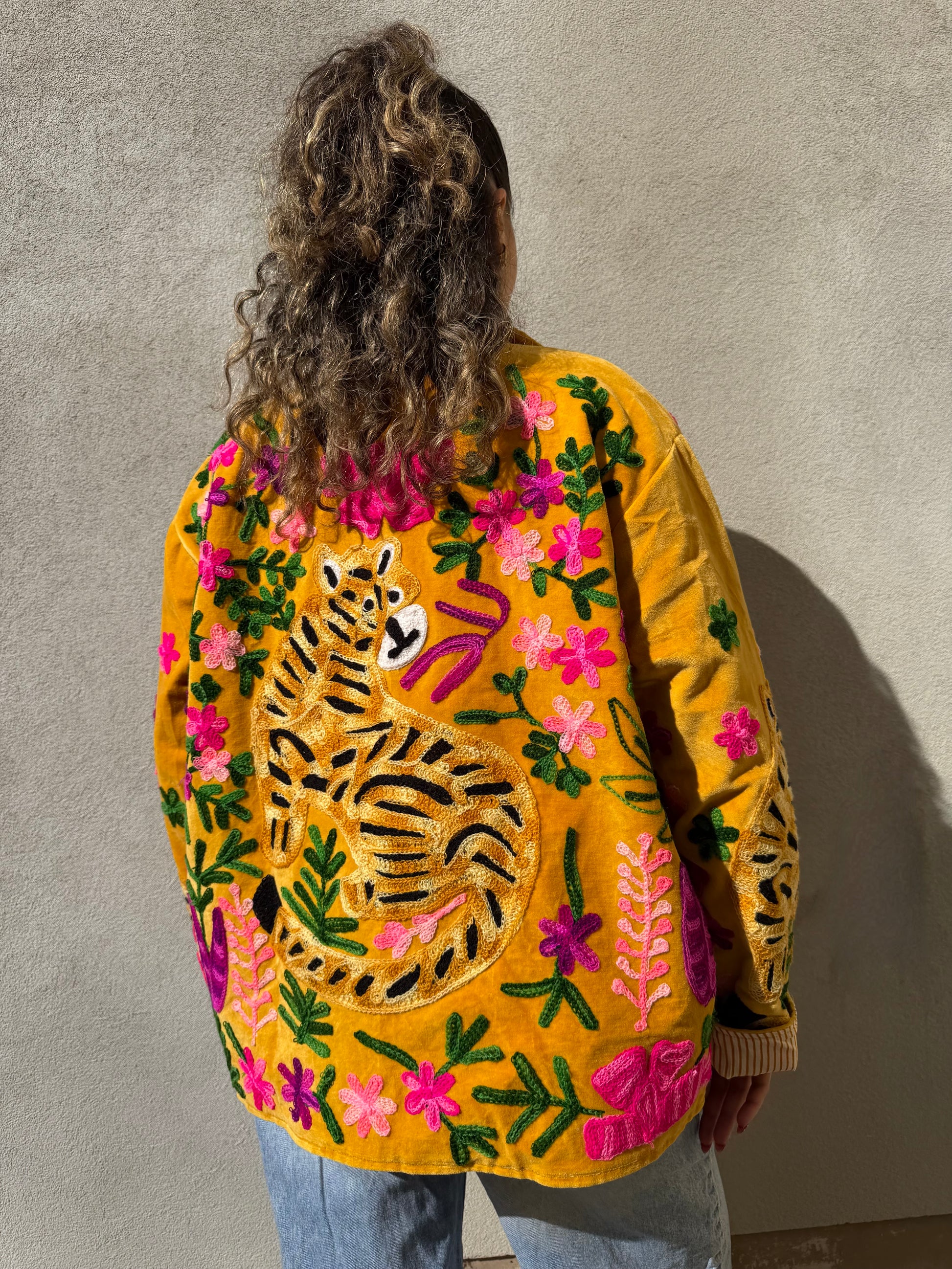 Veste brodée velours tigre jaune