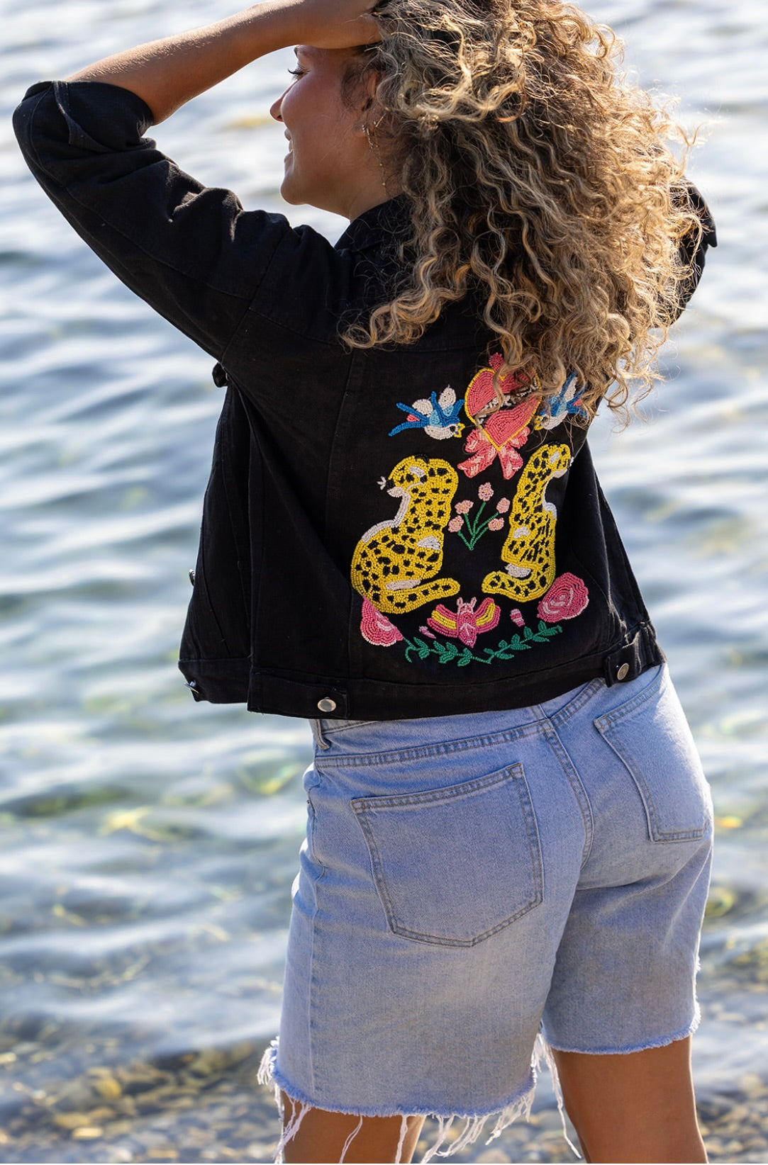 Veste en jean noir léopards