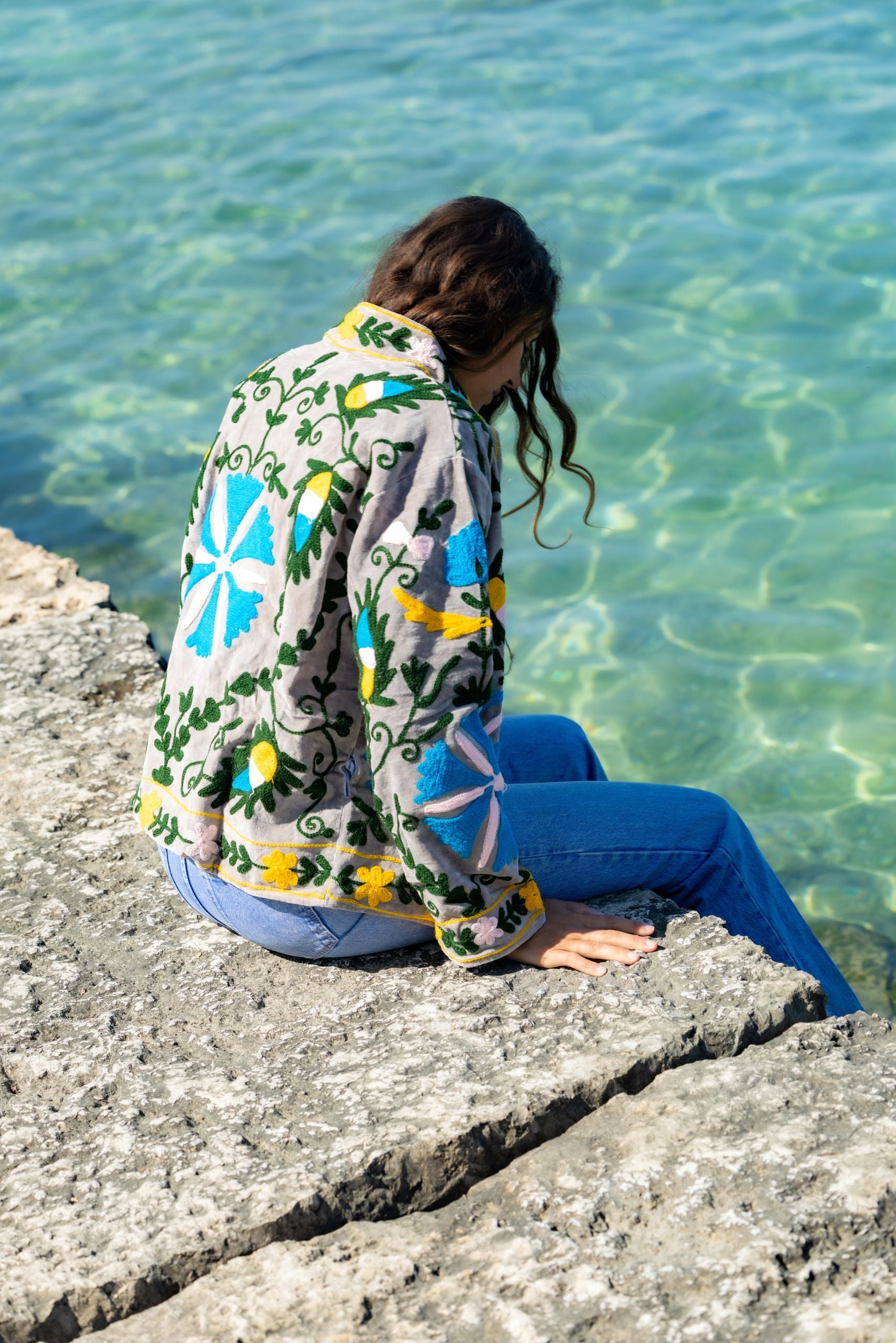 Veste grise brodée velours fleuri