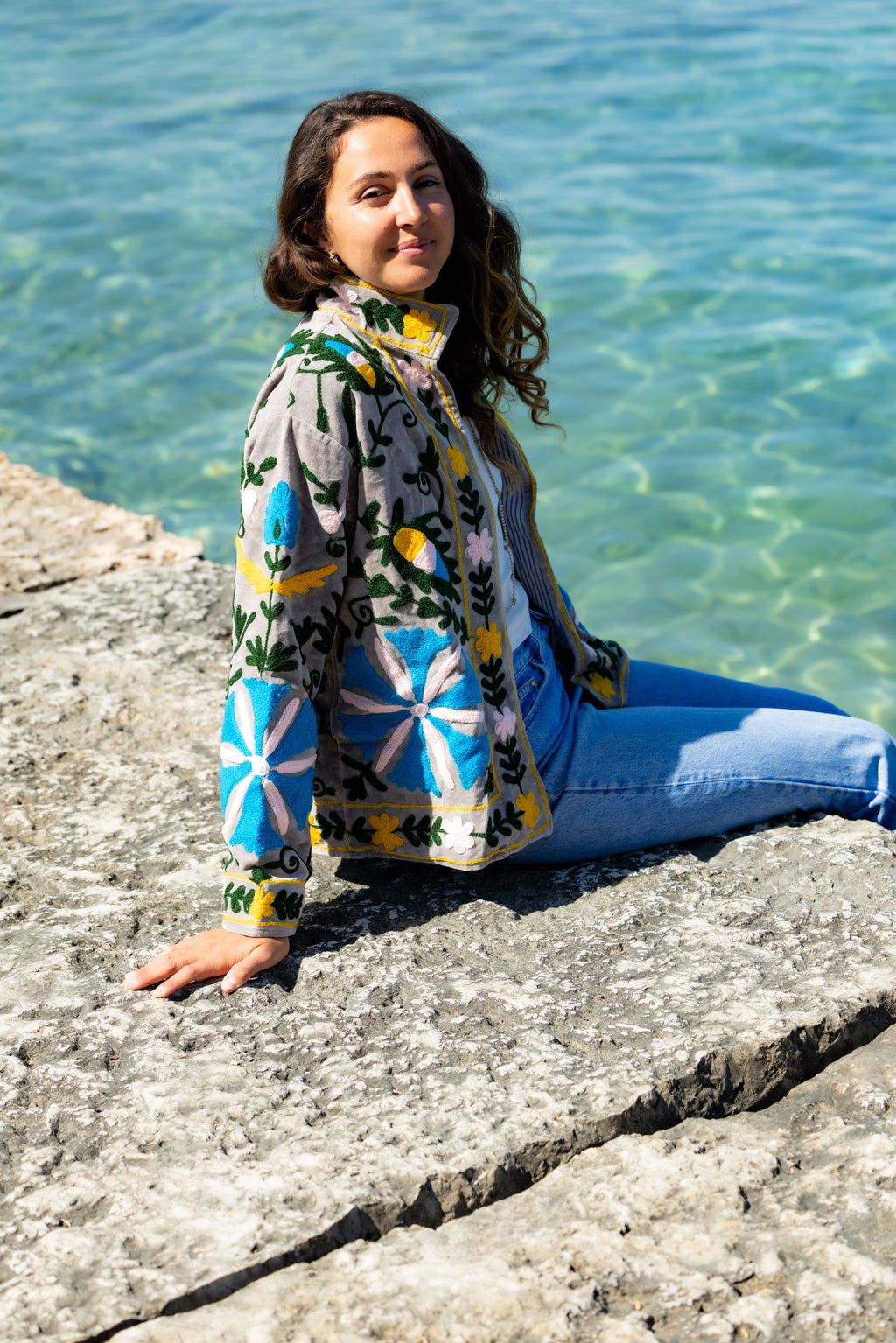 Veste grise brodée velours fleuri