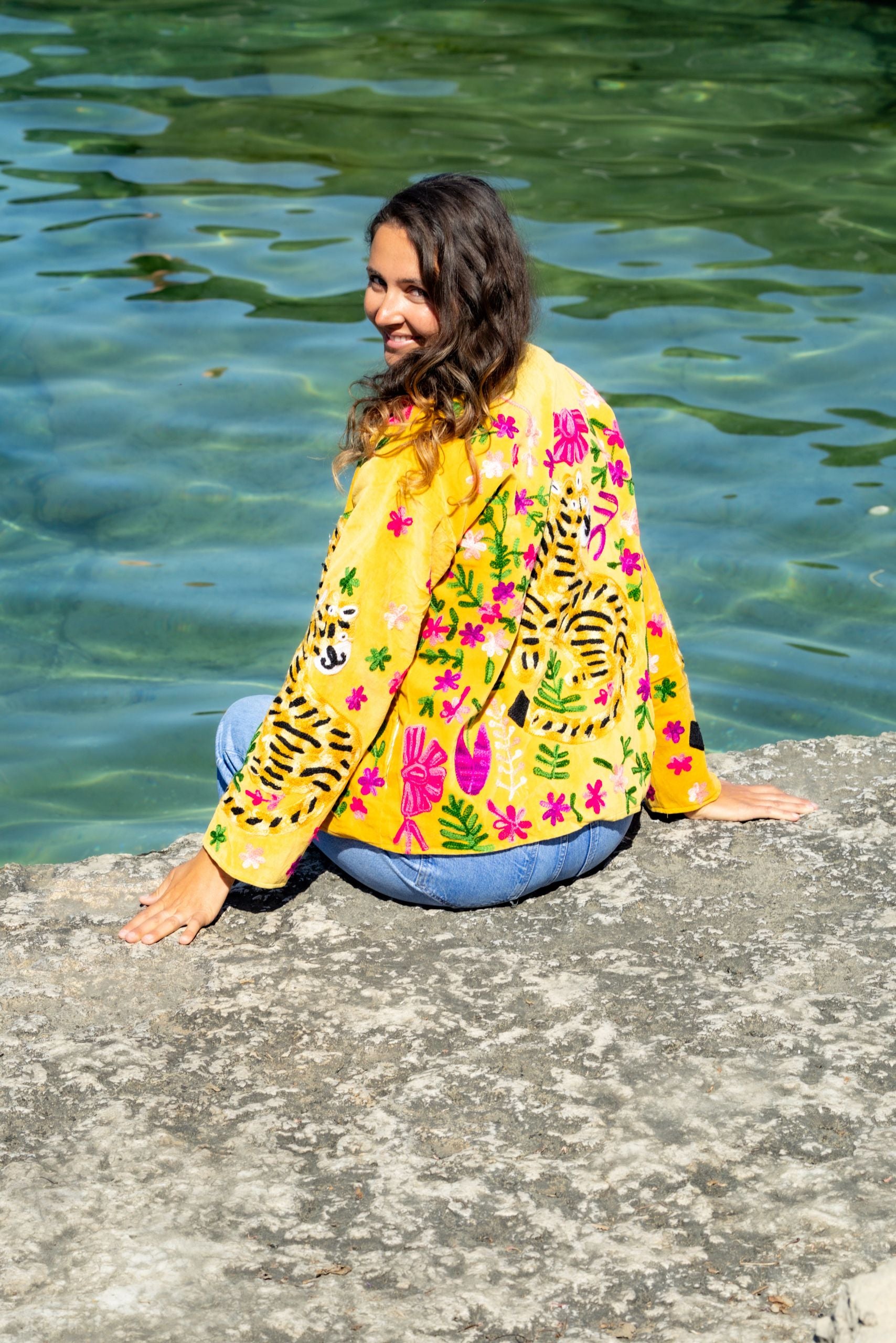 Veste jaune brodée velours tigres