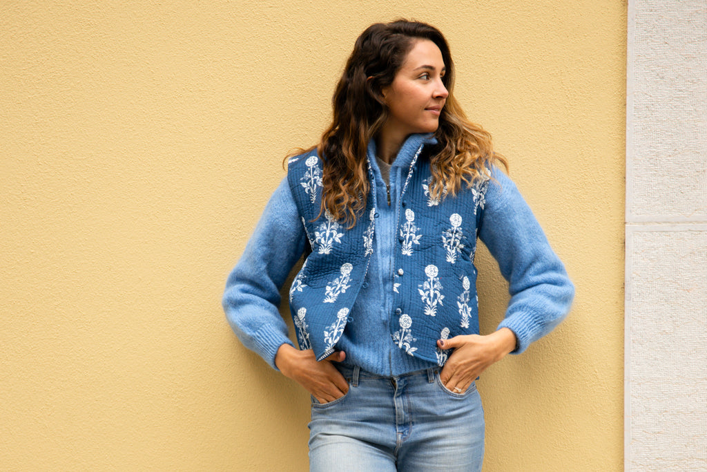 Veste sans Manche Bleue Fleurs Blanches